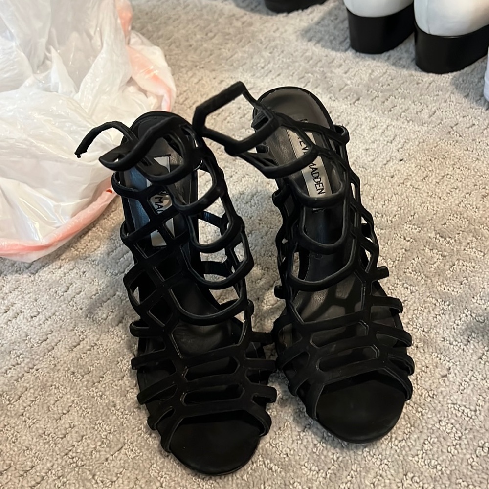 BLACK STEVE MADDEN HEELS